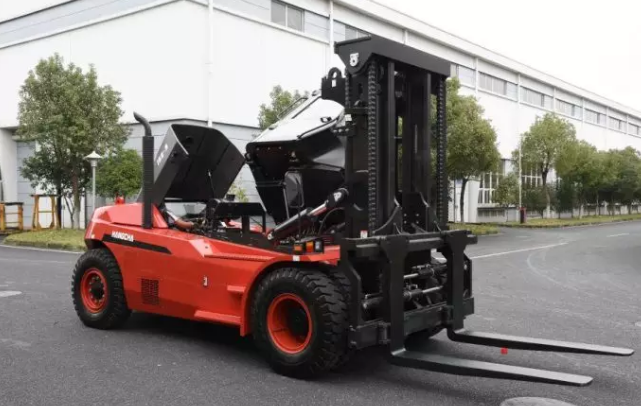 【大噸位】杭叉新款X系列16噸重裝叉車交付某企業(yè)！