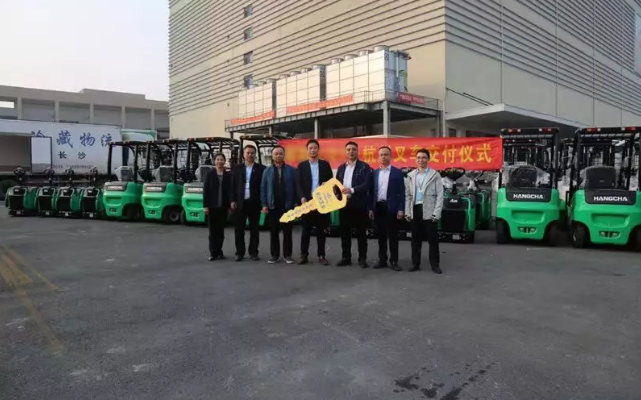 【強(qiáng)勢(shì)】杭叉集團(tuán)交付湖南某大型冷庫(kù)58臺(tái)鋰電池叉車！