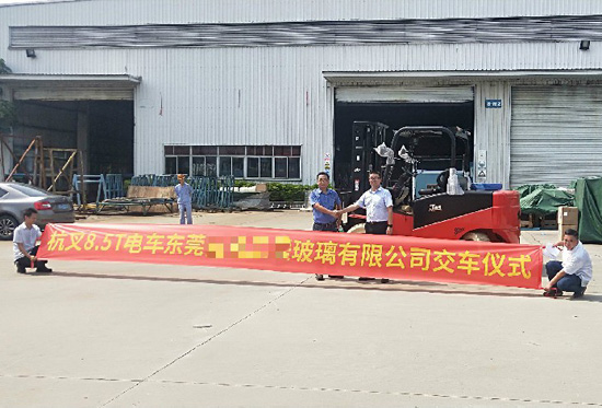 叉車搬運(yùn)玻璃？要輕拿輕放！